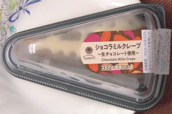 チョコクレープ生地、チョコホイップ、パリッとチョコを幾重にも重ねたミルクレープ。