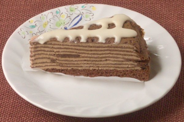 チョコホイップとチョコクレープ生地が折り重なっています。