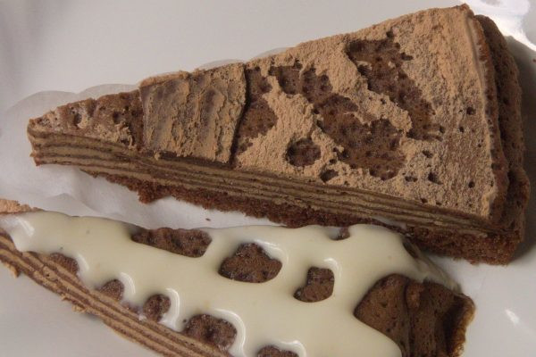 中心部には3cm角の板チョコ入り。