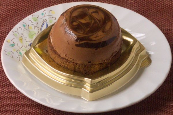 ムースやガトーショコラが重なった、ドーム型のチョコケーキ。