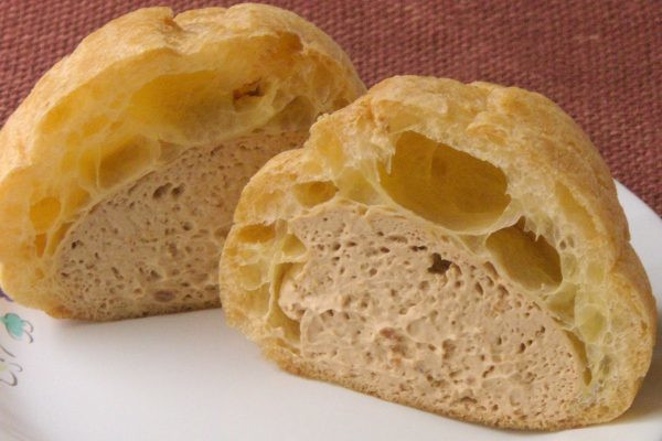 シューの中には薄茶色のクリームが充満。