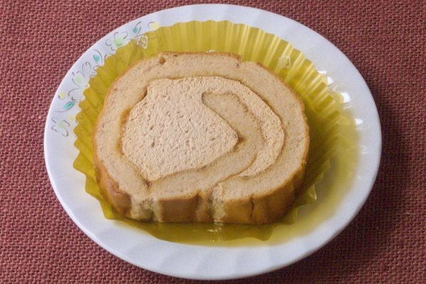 “の”の字に巻き上げられたロールケーキ。