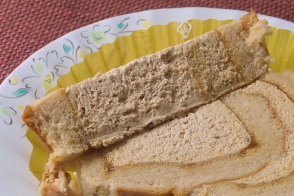 ケーキとクリームの間にはキャラメルソースが塗られています。