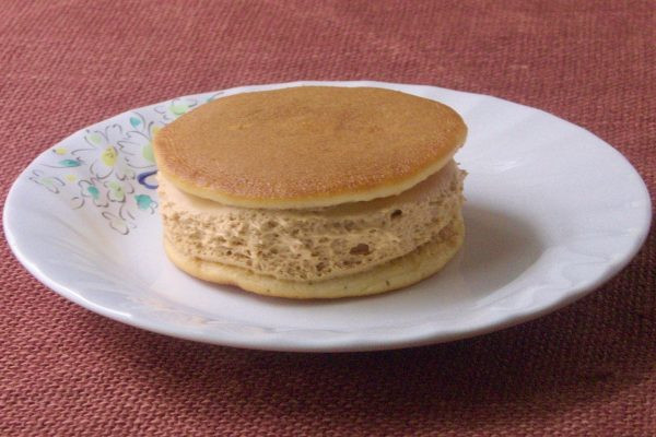 きれいな焼き目のついたどら焼き生地で、たっぷりのクリームをサンド。