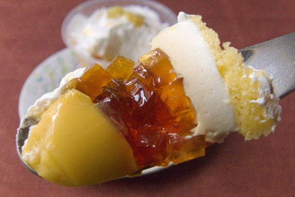 ホイップの下にはスポンジ、ムース、カラメルゼリー、そしておいもプリン。