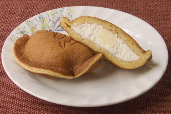 中には純白のクリームと、黄味がかったミルクソース。