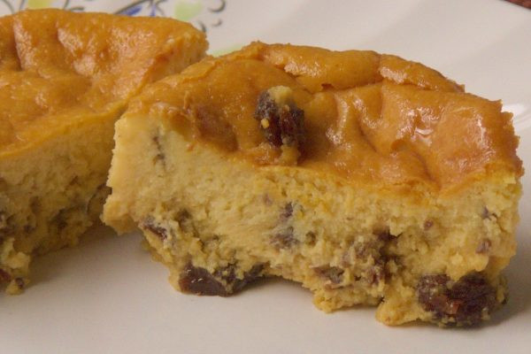 ねっとりした生地にはたっぷりラムレーズン入り。