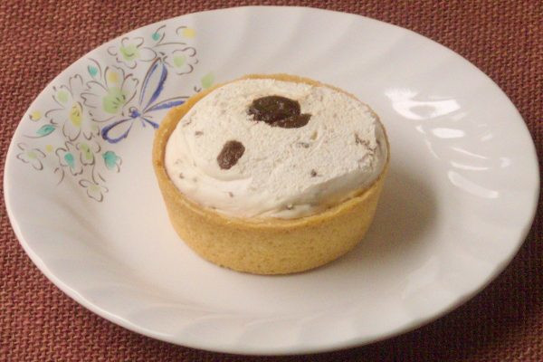 香ばしいタルトにこんもり盛られたラムレーズンクリーム。