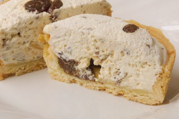 タルトの底にもラムレーズンとカスタード、クリーム自体にもラムレーズンが混ぜ込まれています。