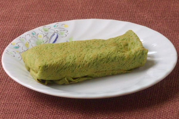 分厚い短冊形に巻き上げられたクレープ。