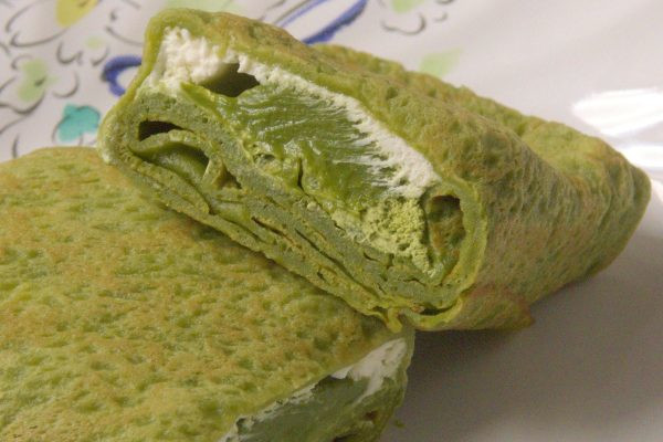 抹茶色の生地に巻き込まれた純白のホイップと、濃厚な抹茶チョコソース。