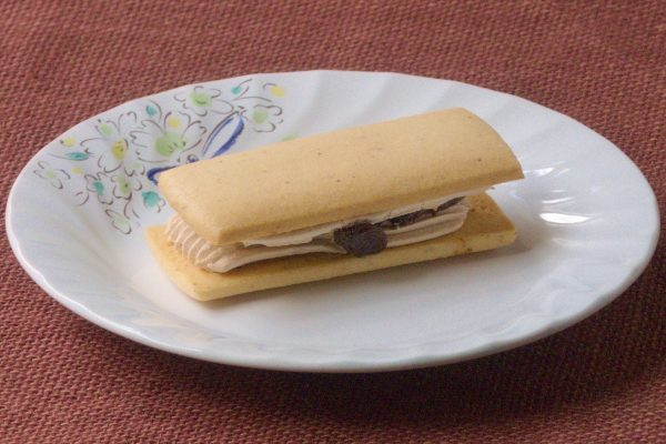 短冊形のクッキー2枚でラムレーズンとクリームをサンド。