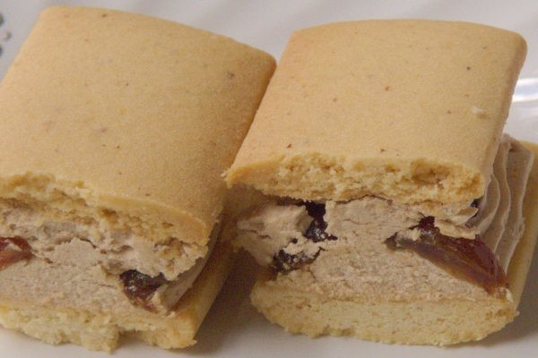 うっすらキャラメル色のクリームが、クッキー以上の厚さで挟み込まれています。