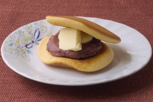 きれいに焼き目のついたきめ細かいどら焼き生地。