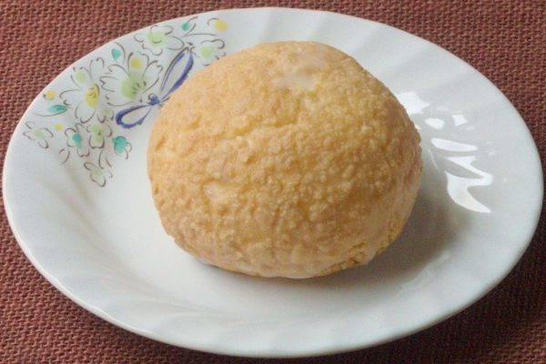 凹凸の少ない、ドーム型のシュークリーム。