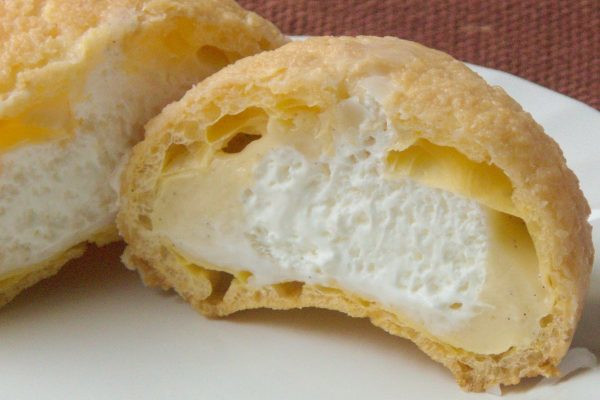 中には純白のホイップと、バニラビーンズ入りカスタード。