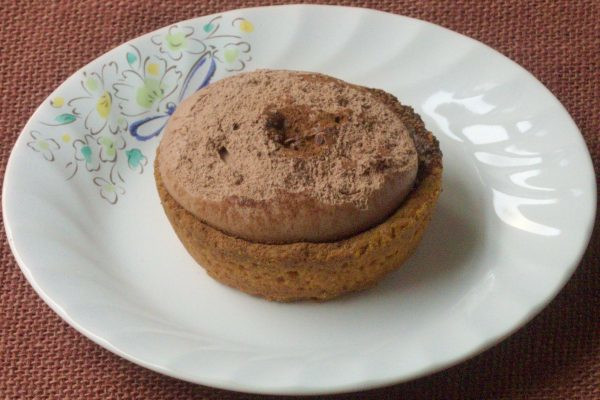 タルトの上に乗ったぽってりお饅頭のようなチョコクリーム。