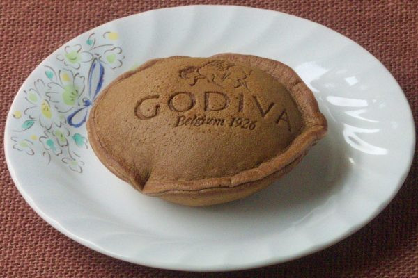 ふちのぴっちり閉じ合わされた、いつもながらのスタイル。