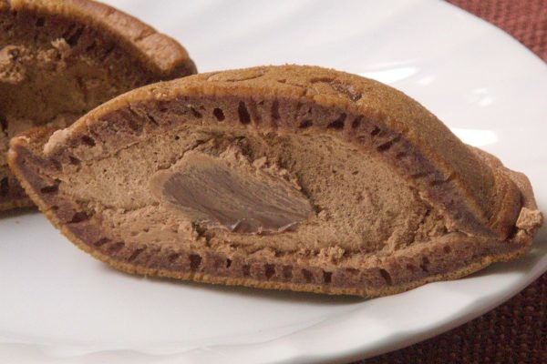 たっぷり詰まったチョコホイップの中心に浮かぶねっとりチョコソース。