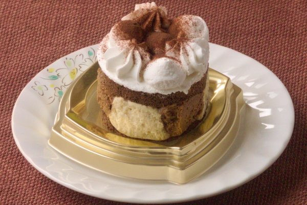 チョコ生地の間にバニラとチョコのクリームを交互にサンドしたケーキ。