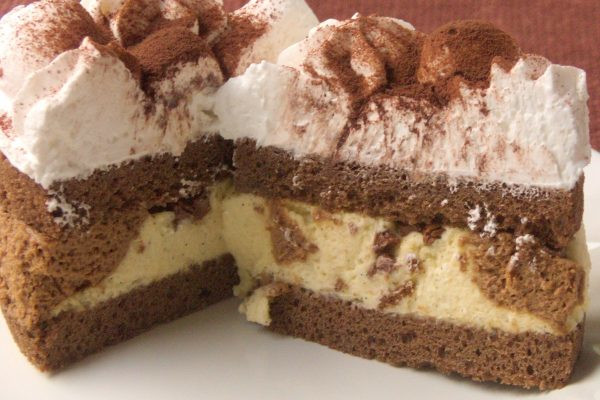 サンドされたクリームはバニラとチョコのマーブル模様。