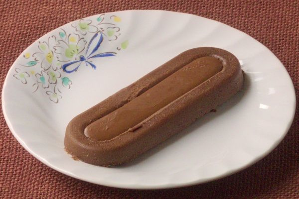 細長い長円形のガトーショコラ。