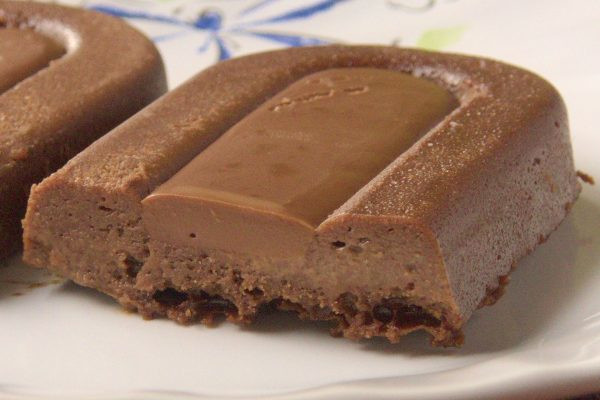 しっとり生地となめらかソースの二段構え。