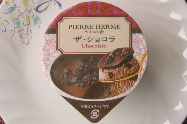ココアクルトンを混ぜ込んだチョコアイスにチョココーティングとココアクルトンをトッピング。