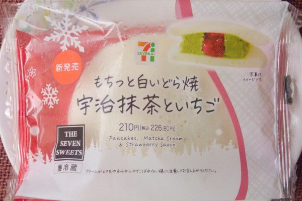宇治抹茶クリームと果肉入りいちごソースをもちっと白い生地で挟んだどら焼き。