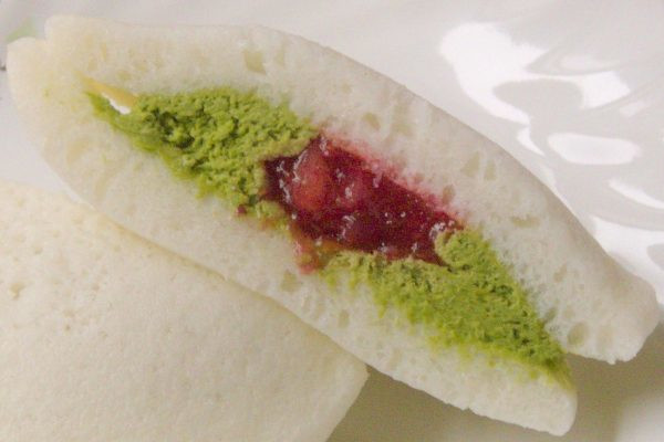 抹茶クリームの中には真っ赤ないちごソース。