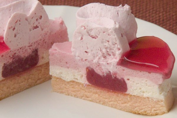 バニラクリームとベリームースを重ねた中央にはベリージュレ。