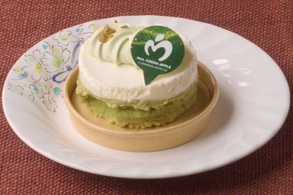 クリーム色のムースとピスタチオクリームの2層仕立て。