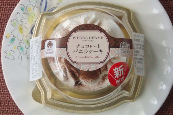 バニラとチョコのクリーム2種をチョコ生地でサンドし、ホイップを絞ったケーキ。