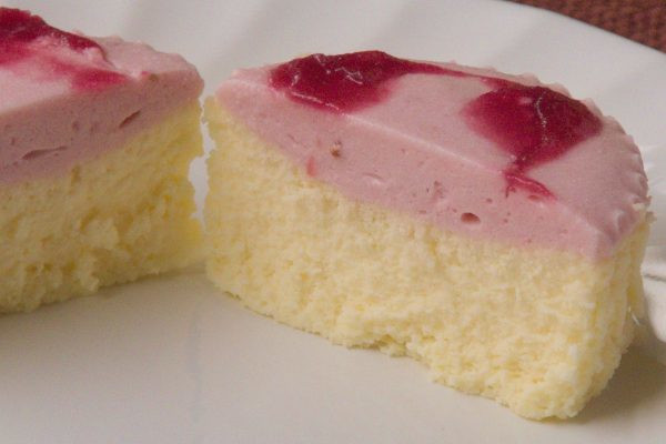 天面を覆うピンクのムースの下は、とろけるチーズケーキ。