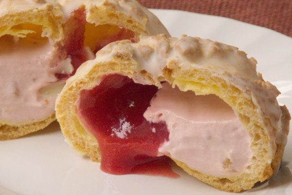 中にはピンクのいちごクリームと、とろり流れ出す真っ赤ないちごソース。