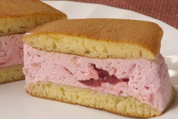 ピンクのいちごクリームの真ん中に、真っ赤ないちごソース。