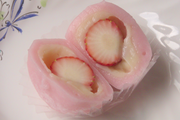 まるごと苺を包み込む、みるくあんとピンクのお餅。