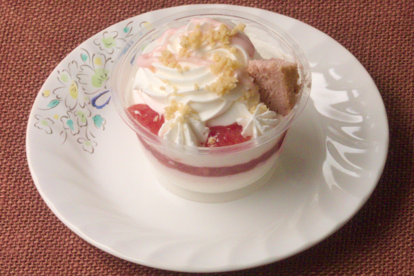 いちごやホイップに加え、クランブルやスポンジなどがてんこ盛りになったパフェ。