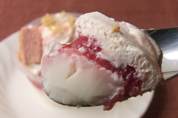 ホイップの下にはいちごソースとミルクプリン。