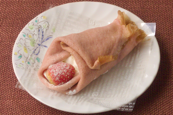 ホイップとベイクドチーズが、淡いピンクの生地に包まれています。