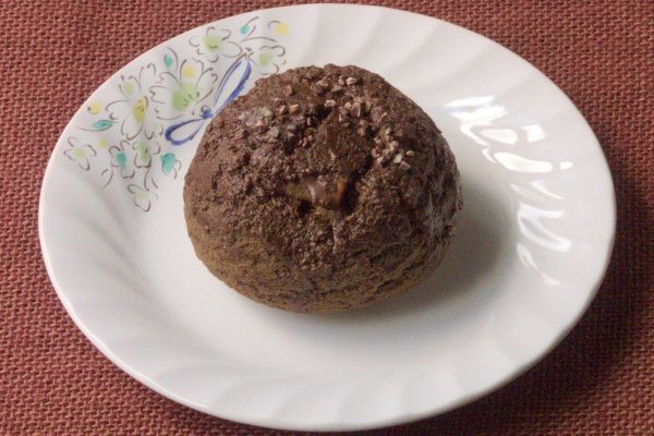 ゴツゴツとしたドーム状のシュークリーム。