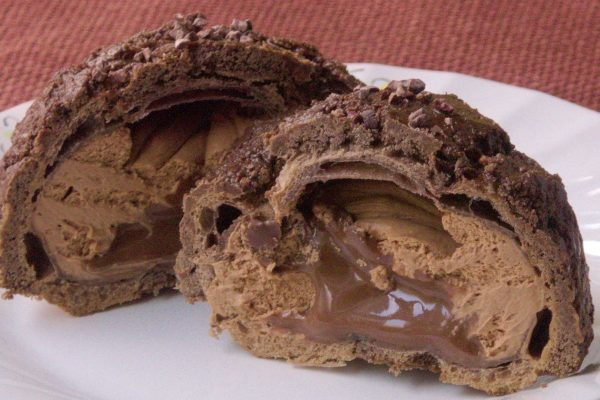 ザクザクシューの中にはたっぷりチョコホイップと、とろりチョコソース。