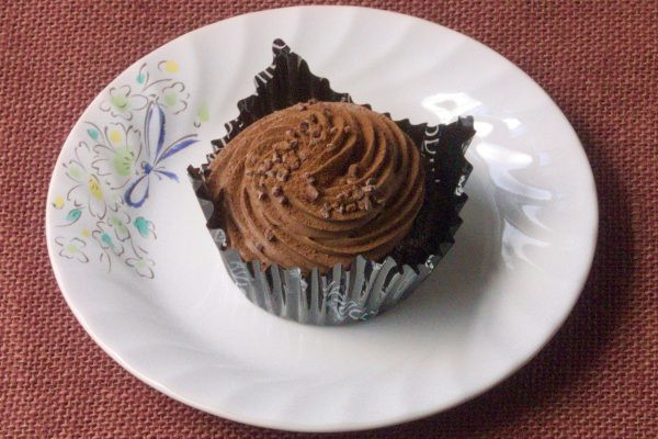 渦巻くようにうずたかく盛りつけられたチョコクリーム。