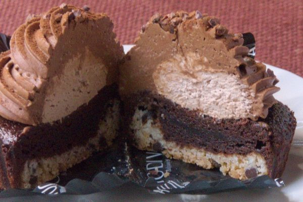 ねっとりクリームの中にはふんわりホイップ、土台はクッキーガトー。