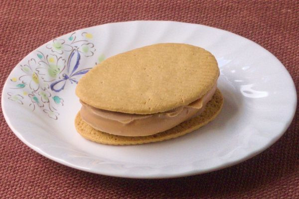 たくさんの斜めの刻み目が細かく並行につけられた、楕円形のビスケット。