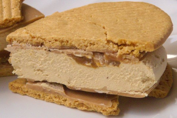 パリッとコーティングされたどっしりクリームの中にはとろりソース入り。