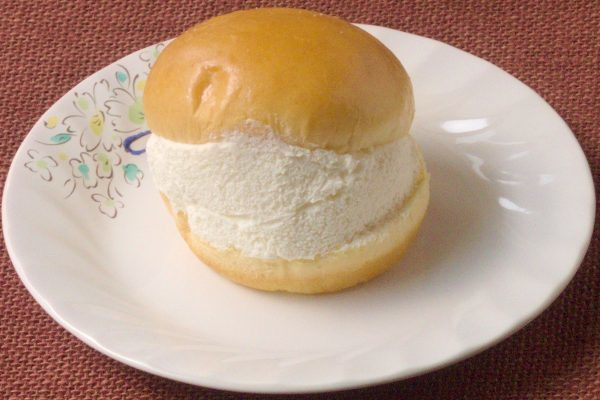 ボリュームある丸パンにたっぷりとホイップをサンド。