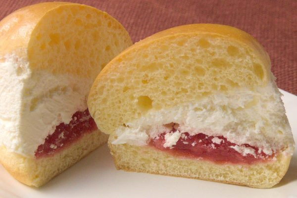 ホイップの下には真っ赤ないちごソース。