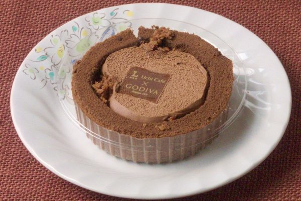 焦げ茶のスポンジに囲まれた、薄茶色のクリーム。