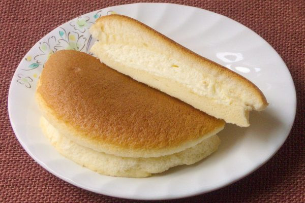 きめ細かいしっとり生地の間には、薄黄色のカスタード。